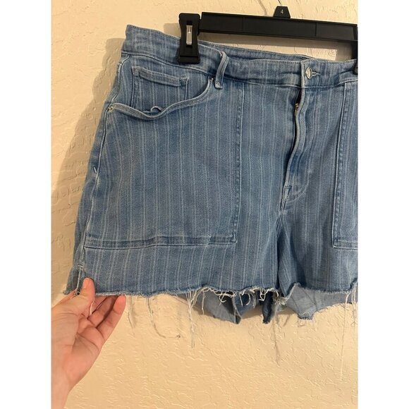 Good American Plus Size Striped Cutoff Denim Shorts - Picture 5 of 9